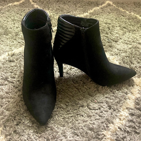 Black boots with heel. - Picture 1 of 6